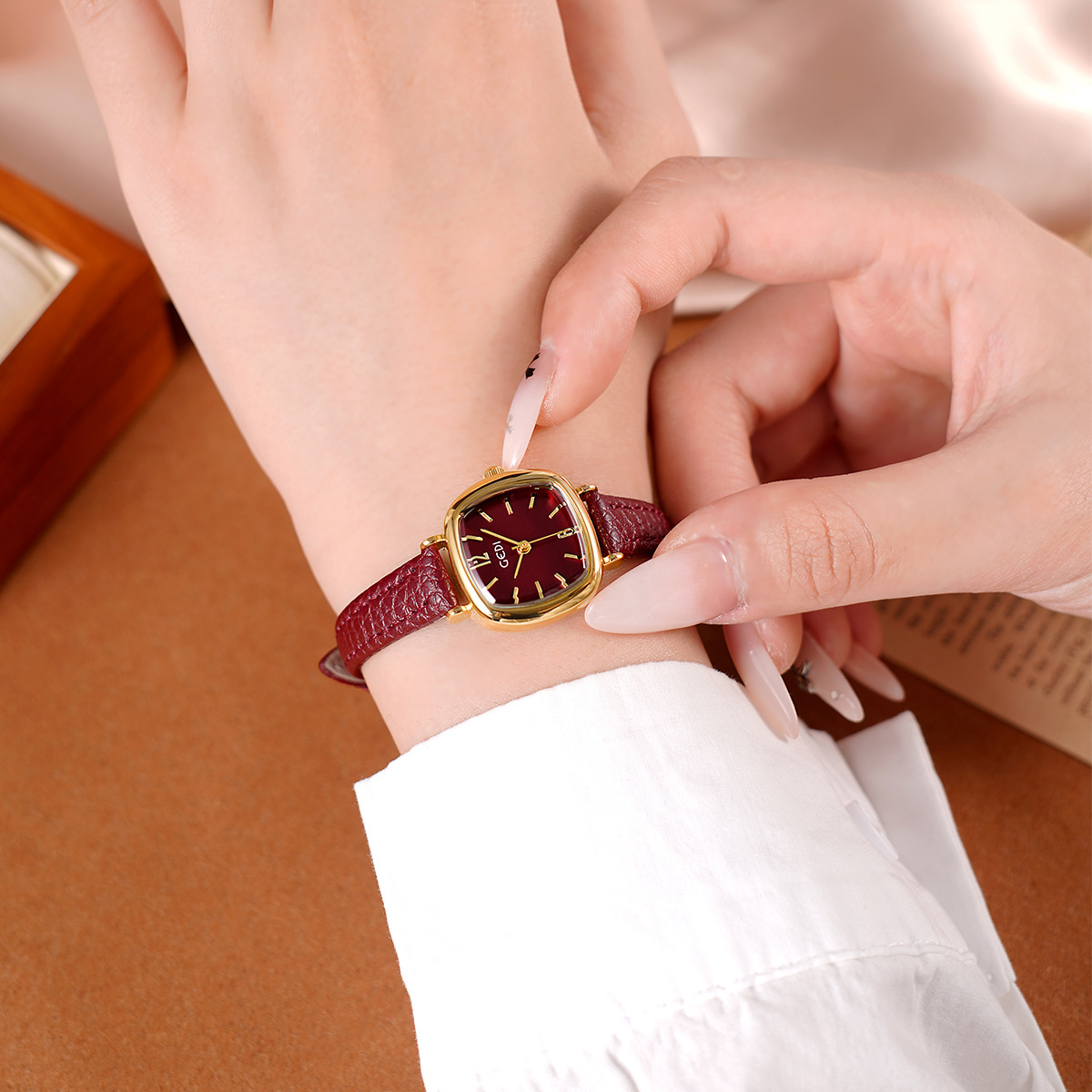 UTHAI 61018 CQ490 Sadelik, yük - Luxury Watch Value incelemesi ve fiyatı