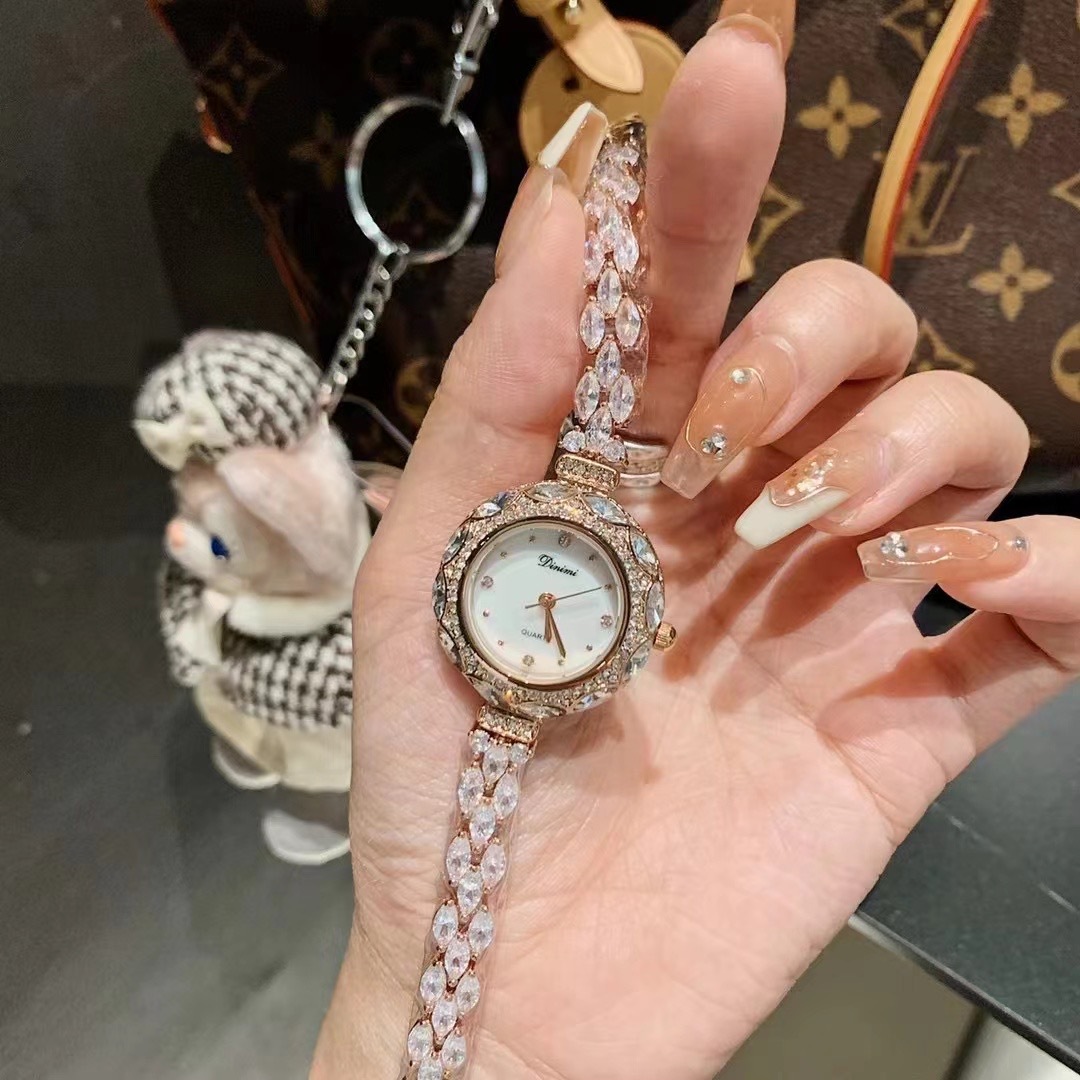 Zarif ve şık Kore tarzı kadın  - Luxury Watch Value incelemesi ve fiyatı